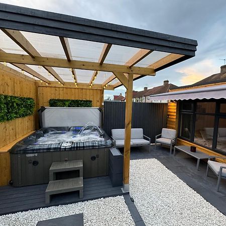 Wild & Free Hot Tub Retreat Apartment Dartford Exterior photo